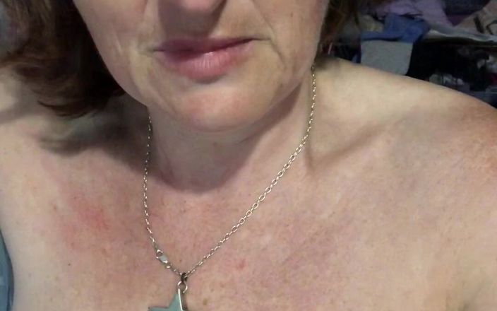 MistressWriggler: Allargando le mie labbra figa pelosa per fare un catetere...