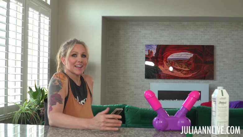 Julia Ann: Jeu de visage de sperme avec des MILF lesbiennes