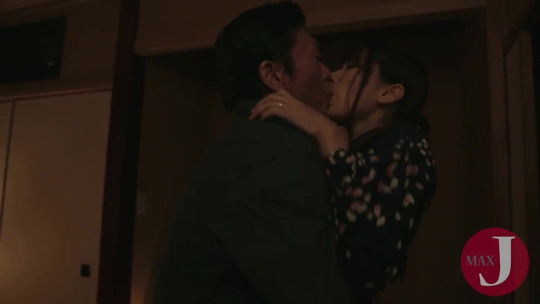 Asian happy ending: Хорошенькой азиатской брюнетке жестко выебали киску