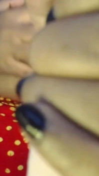 Pertunjukan ngentot toket besar dildo gadis hot.