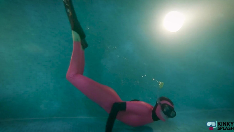 UKCuteGirl Lucy Lauren: Slippery Latex Slut's Deep Pool Diving Tease