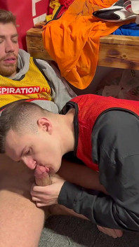 Hetero kluk je vykouřený v šatně