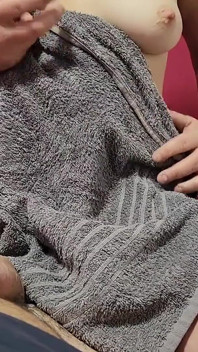 Macocha szarpiąc M podczas pocierania cipki o mój wał