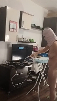 セクシーなブルネットが家の中で裸の雑用をしている