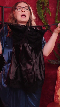 Mini robe noire essaye le transport. Dentelle, satin et confidence. Arya Grander