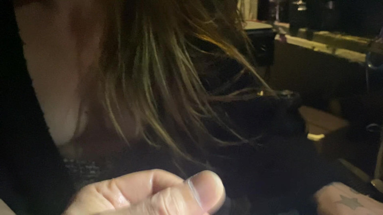 Ldnlt: 吮吸我的朋友僵硬，因为他的女友是无知的