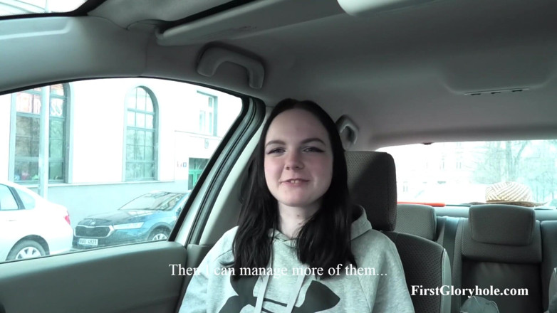 First Gloryhole: La studentessa di 18 anni di appena 15 anni ingoia 15men (video completo)
