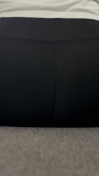Kiểm tra âm thanh xì hơi trở nên hoang dã: các bề mặt khác nhau khỏa thân + quần legging