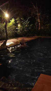 Esposa caliente arriesgando follar en piscina pública por la noche