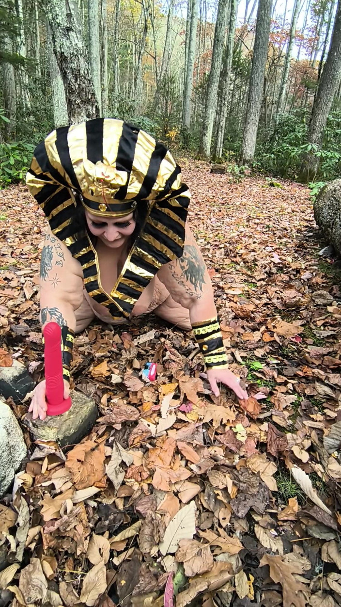 HerculesnVENUS: 这个婊子在那些叶子里做什么？在她的膝盖上？