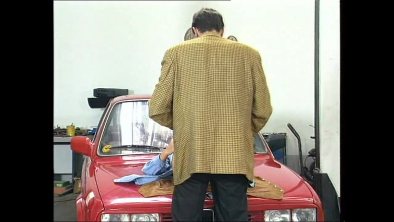 Deutschland porn: MILF blonde miang terbantut semasa suaminya mengongkeknya di atas kereta.