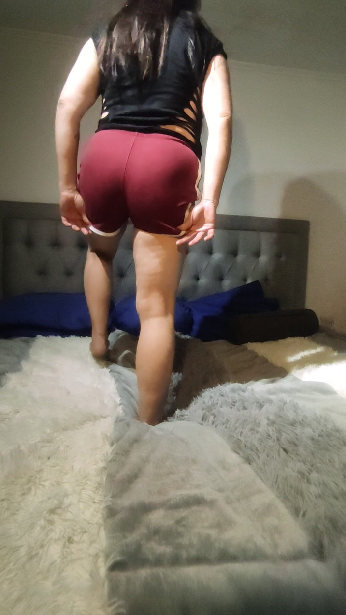 Petitepussylatina: Confessions Bed of a Mature and Petite Latina