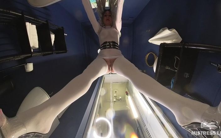 Mistress Legs: Je werd een toilet voor meesteres in witte netkousen en...