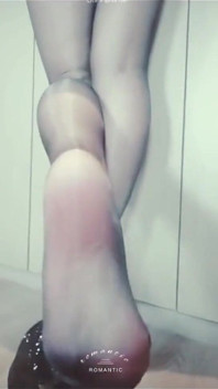 회사 다실에서 매일 이런 식으로 우리를 유혹하는 여성 동료 Mia