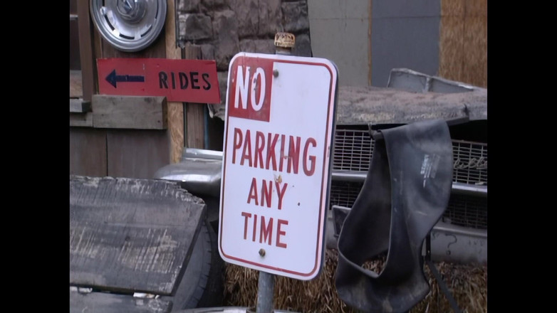 Pornobello: En ung rödhårig ivrig efter kuk rider bensinstationsbiträdets stora kuk