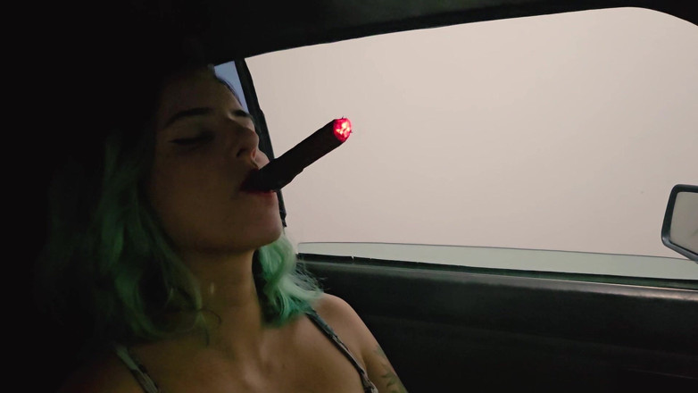 M4ndy: Een sigaar roken in de auto