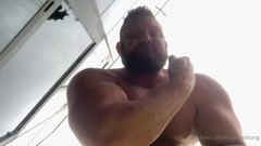 Jack stacked: ビルダーアイアンの曲げ筋肉の屈曲と測定