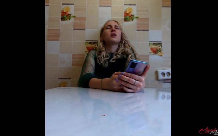Meri-Mouse: Fata îl citește pe Harry Potter în timp ce stă pe vibrator