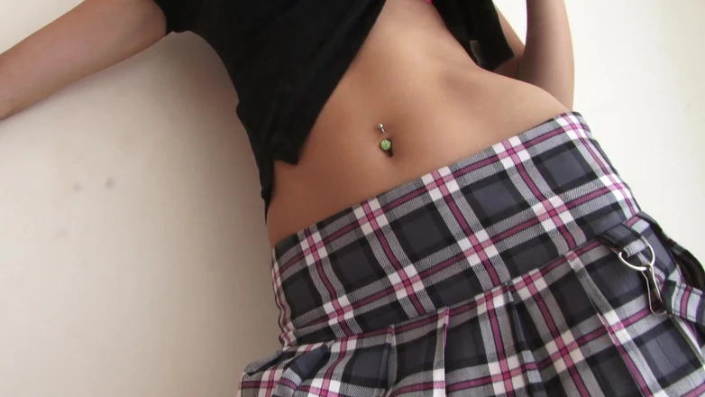 Solo Sensations: Рыжая тинка Хлоя Смит позирует обнаженной на кровати