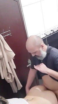 Лесбиянка согласилась сосать и трахаться за деньги в ванной кафе.