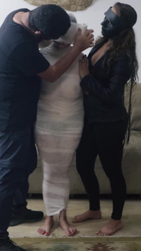 Natasha mummifica con nastro bianco!