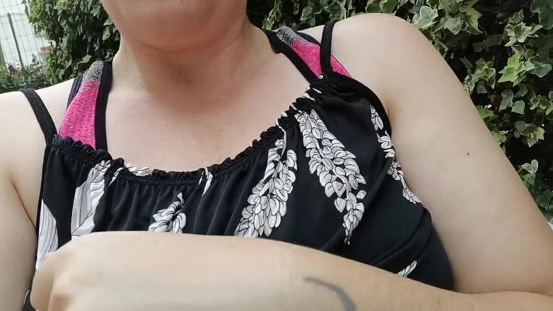 Nicoletta Embassi: Sesiune grozavă de ejaculare în aer liber