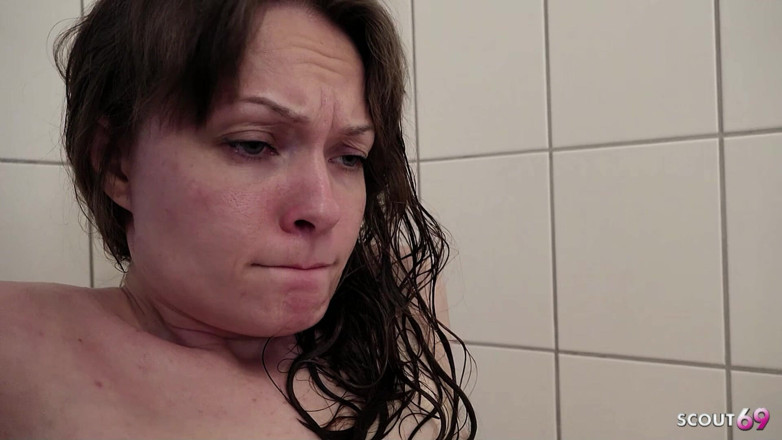 Scout69: Une Allemande timide séduit pour la première fois au sexe...