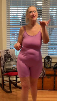 Nacktes GILF-Modell Dani D mature anprobieren (enger lila Body, Body mit Leoparden-Muster)