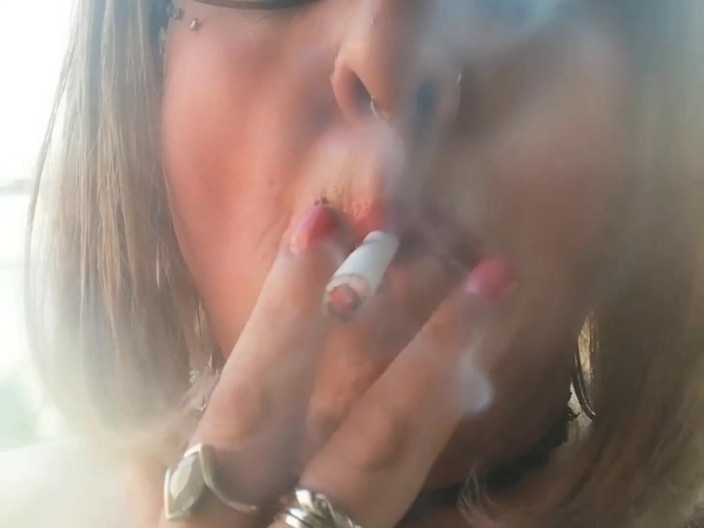 Stefanie Laveire: Stefanie sexy smoking.