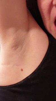 脇の下を舐めたり、愛撫したり、今の好きなように愛したりしながら、あなたをからかわせてください。