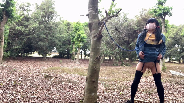 megu2002: Trening niezależny nr 34 Dopasowana spódnica podwinięta biustonosz na odsłoniętym chodzeniu