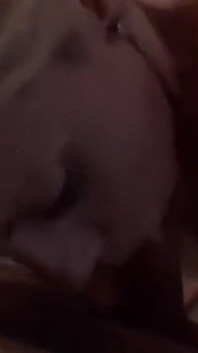 Blonde panas Alma blowjob dan pancutan muka