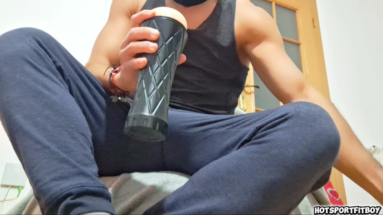 Hotsportfitboy: Grande pau duro testa novo anus toy realista - foda intensa...