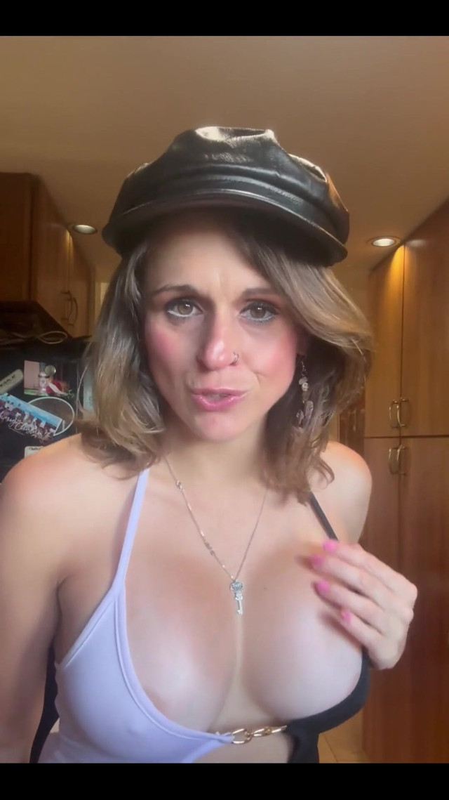 Hat or No Hat (Suzy Wlyde Smut) Hat or No Hat (Suzy Wlyde Smut)