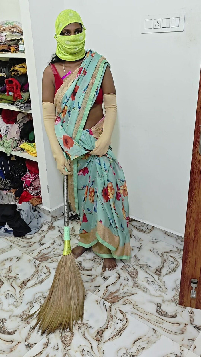 Thesana: 天真的新女仆被老公干，而妻子在厨房做饭