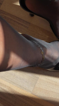 Fußsklavin Nylon Shoejob Hackenjob - Komm Auf Weiße Zehen, Während Ich Seine Nippel Mit Meinen Absätzen Necke