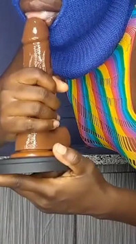 La teen ebano si scopa con un grosso dildo grasso