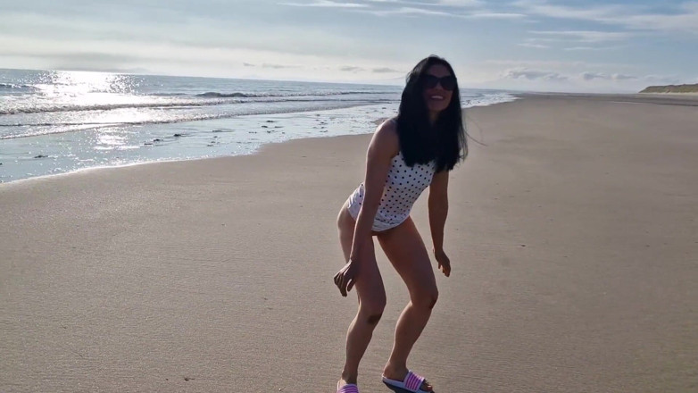 Nicky Brill: Spreading My Pussy and Pissing on the Beach