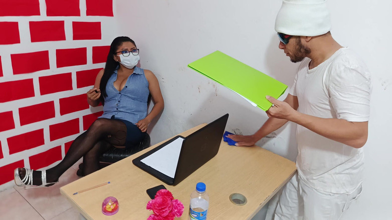 NEGRITA SEXY: बॉस अपने कर्मचारी को अधीन करता है और उसे ऑफिस में चोदता है