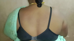 Tamil Anti Uma: 我去了我继母的房子，看到她系着纱丽，很漂亮。然后我们抱着她的乳房并分享了一个