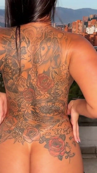 丹妮拉·安德里亚拥有雕塑般的自然身材，她那巨大的臀部让你如同女神般骑乘--布莱恩·埃文斯克斯