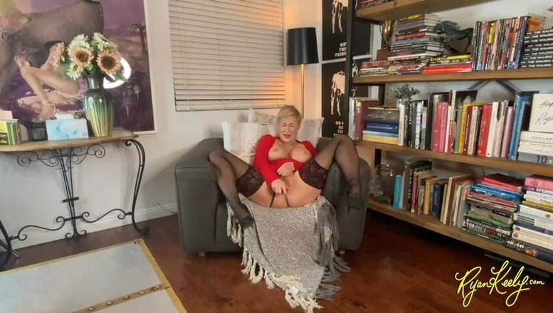 RyanKeely: O mamă sexy grasă se fute cu un vibrator de...