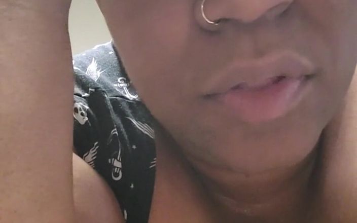Josie4yourpleasure: Açım. Yemekte ne var? Yazarım ve sonra biri götümü yalarsa...