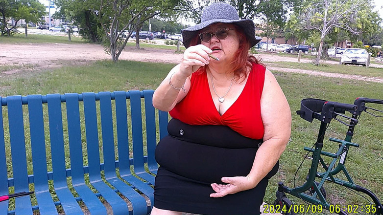 BBW nurse Vicki adventures with friends: नर्स Vicki पार्क में बेंच पर धूम्रपान करती है सभी तैयार