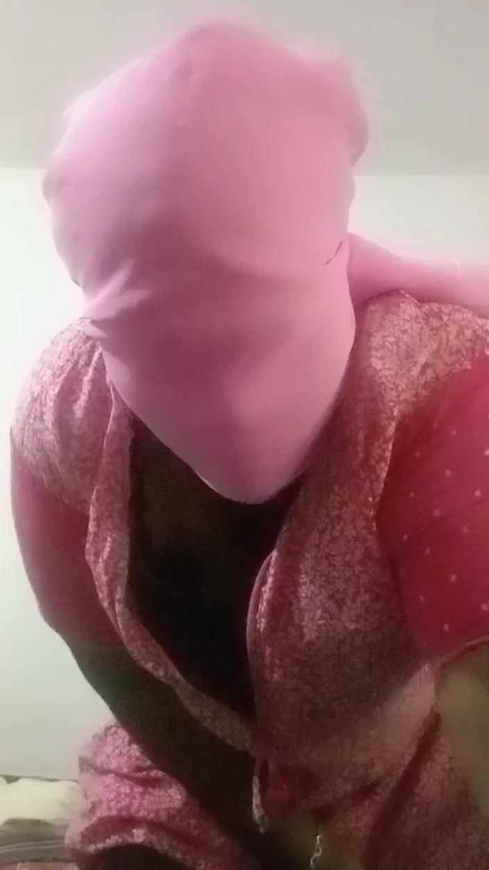 Bedroom: Rendimiento de la universidad, dormitorio, comiendo con los dedos