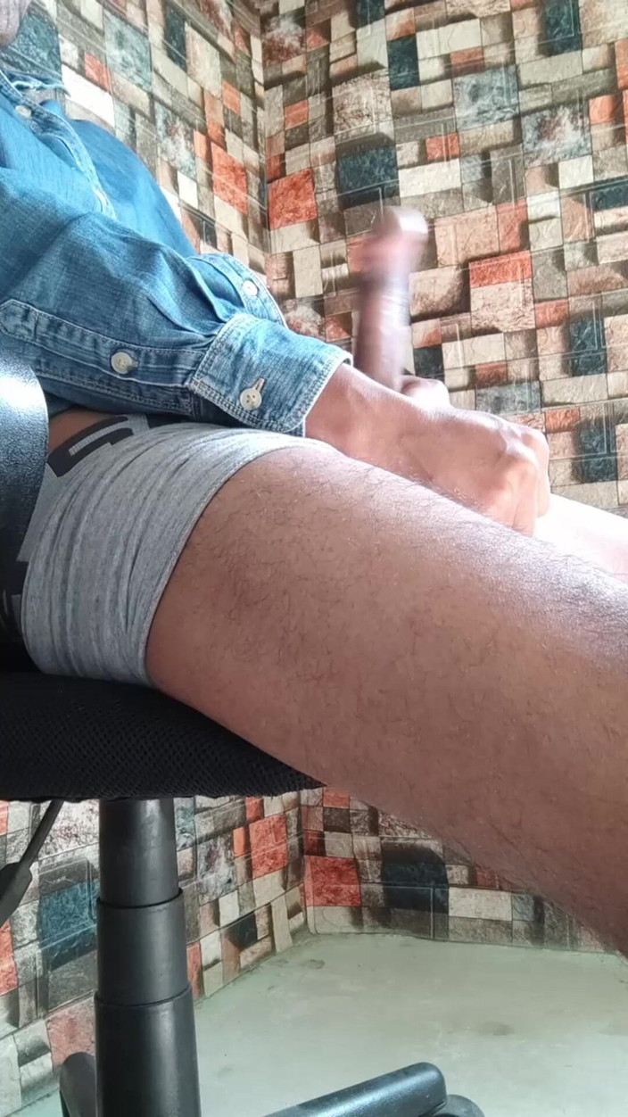 Hornyboy2058: Горячий мужик в боксерах громко стонет и подрачивает его член безостановочной настоящей мастурбации