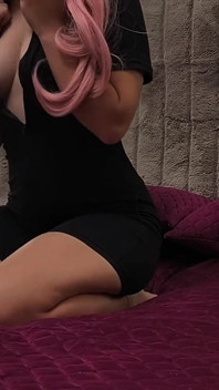Bebek gibi kız amcık vibratörüyle mastürbasyon yapıyor ve fışkırtarak orgazm yaşıyor yakın çekim