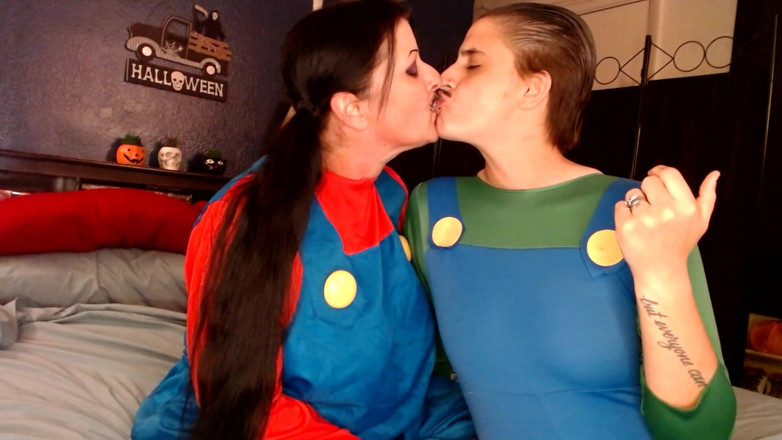 Abby Anna: Lesbické líbání halloween cosplay