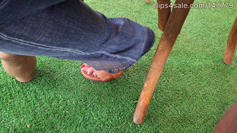 Foot Patrol: Ebenová MILFka s pěknými nohami na sobotní párty v Salamanderu