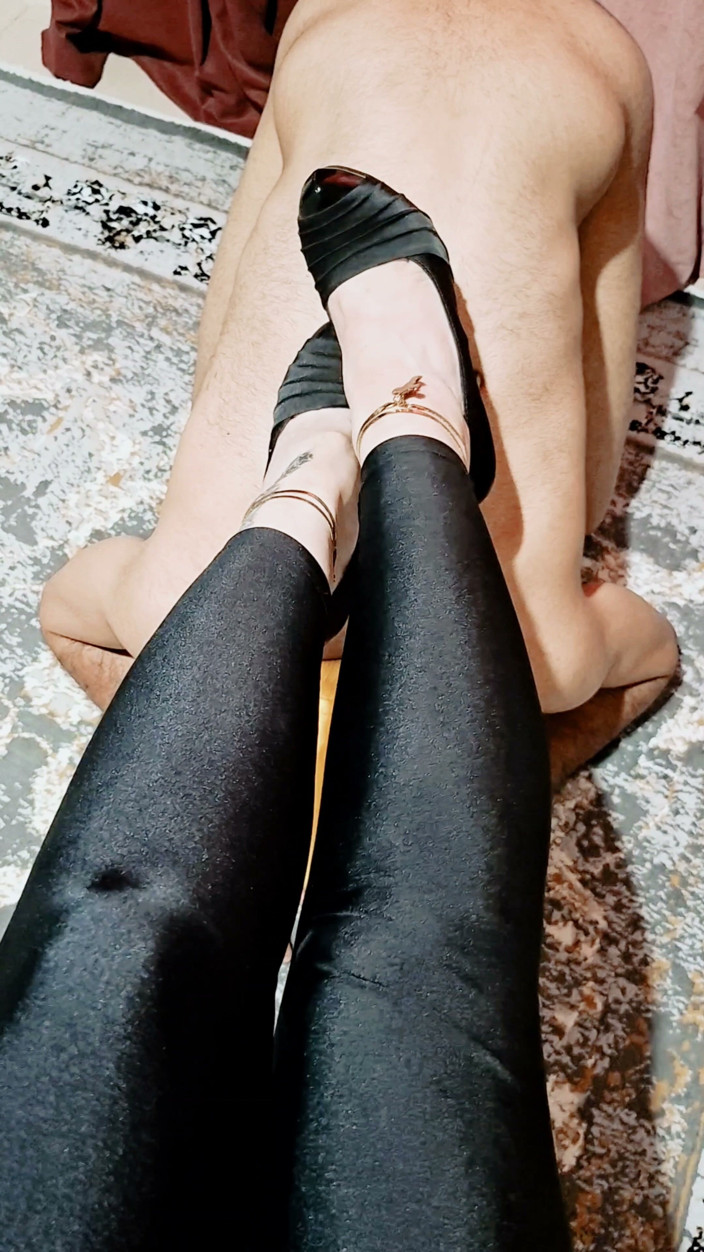 Miss lilith: Penguasaan kaki yang sengit hamba pecah menyembah kasut saya